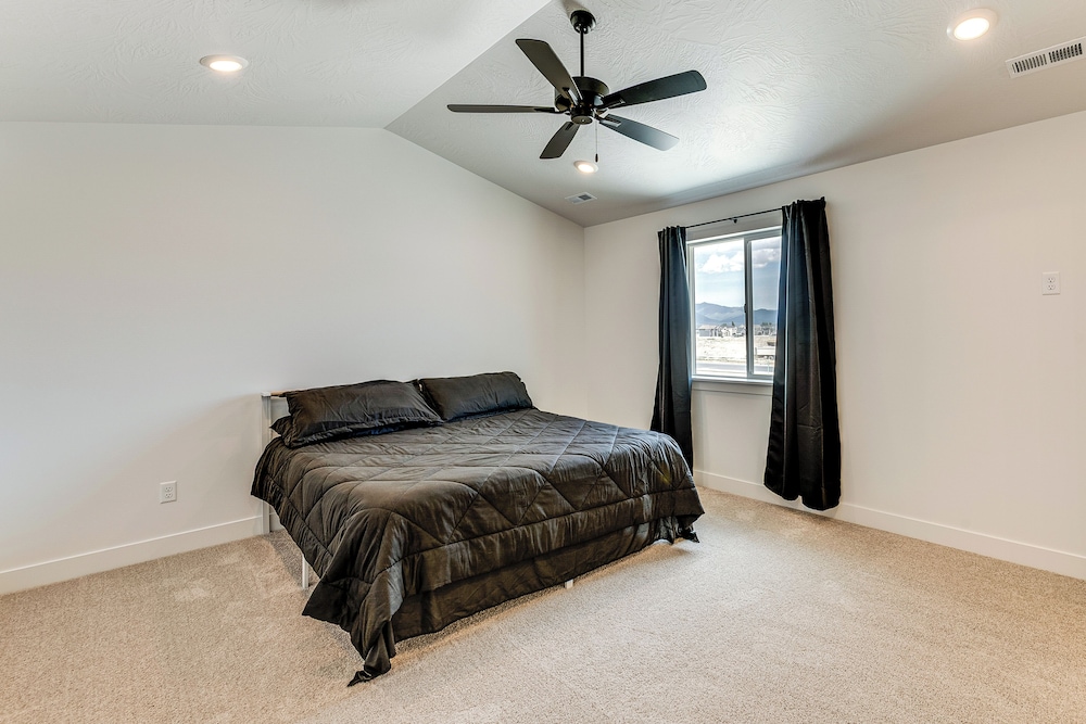 5 Mi to Trails: Townhome in Eagle Mountain