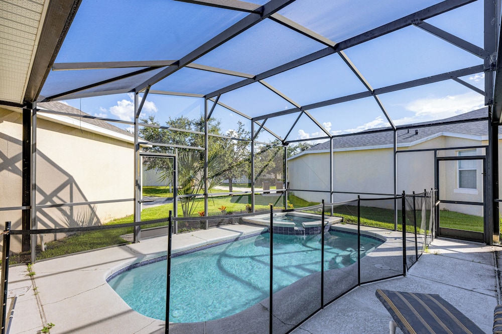 Resort Retreat w/ Outdoor Oasis: 13 Mi to Disney!