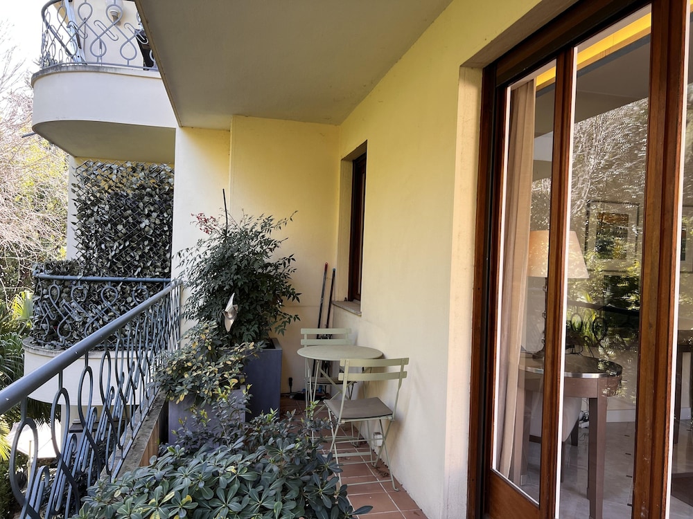 One Bed Apartment Just Minutes Walk From the Croisette and the Palais in a Secure Residence - 1693