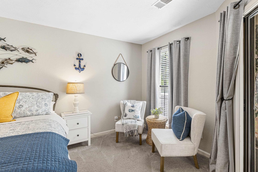 Lakefront Paradise at the Pointe - Multiple Pools