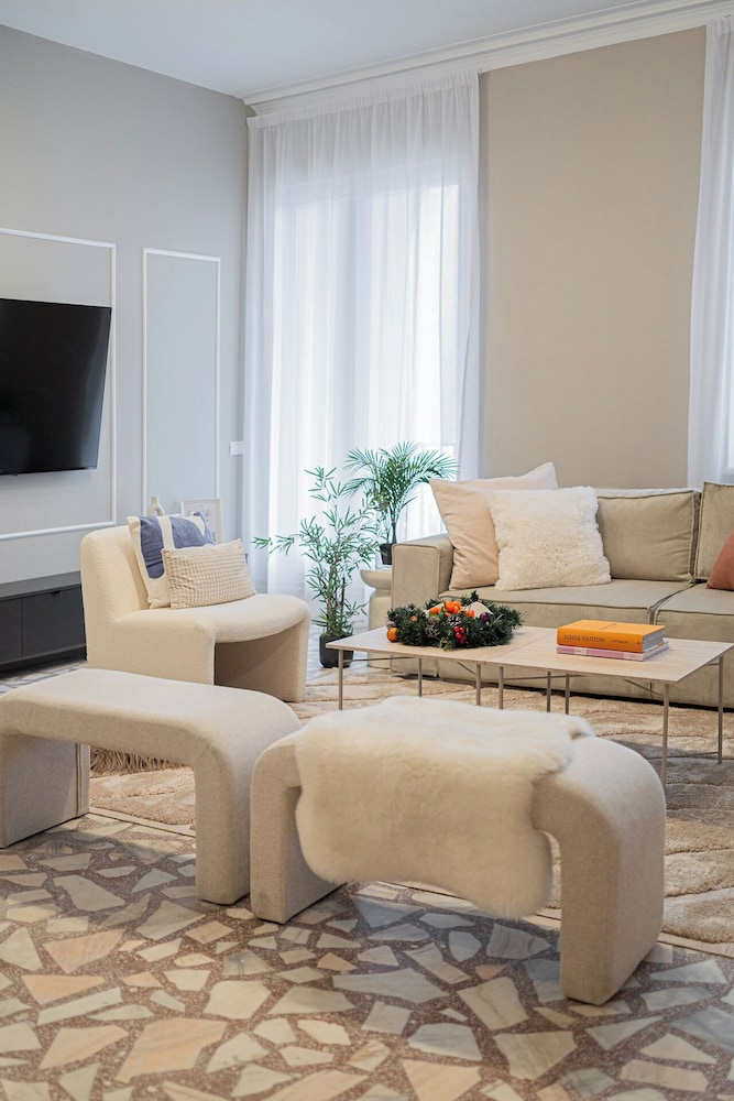 Loggia & Luxe 4BR Penthouse in Universitatii Area