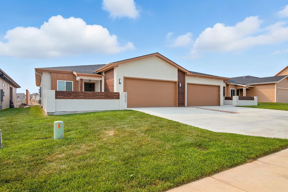Brand New Cool Comfy Lawrence Retreat 3 Bedroom Duplex