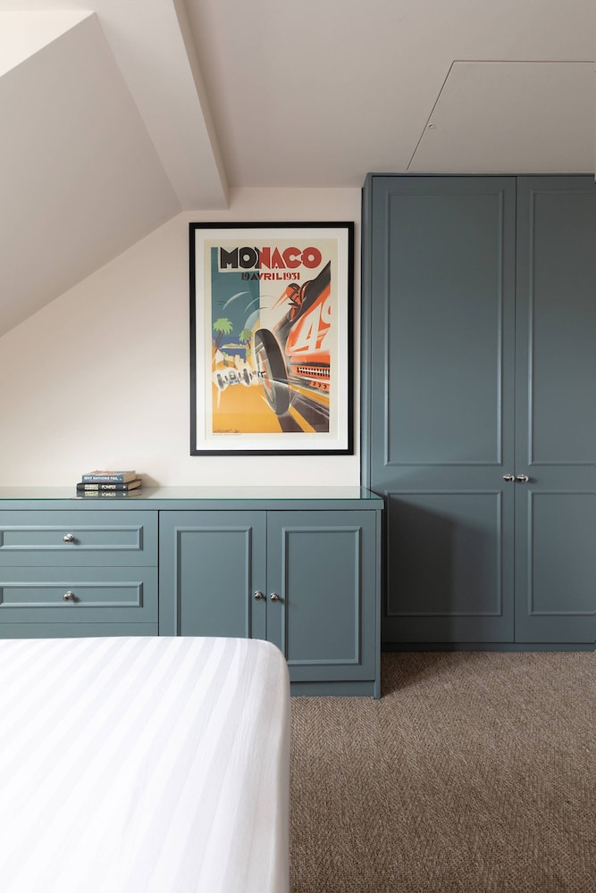Granard Road by Onefinestay