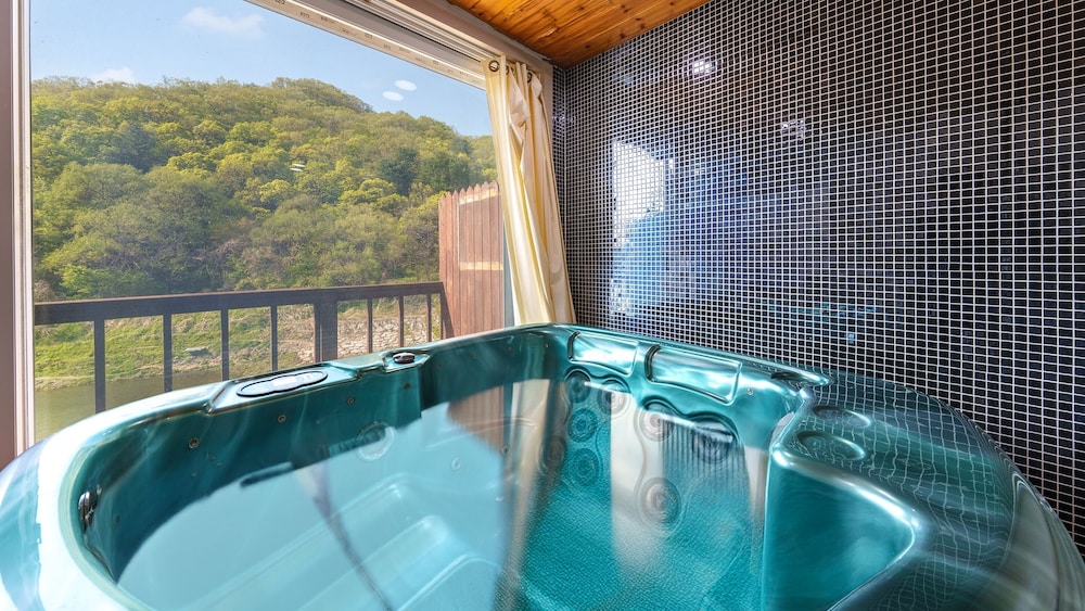 Gapeong Eoneunal Spa Pet Pension