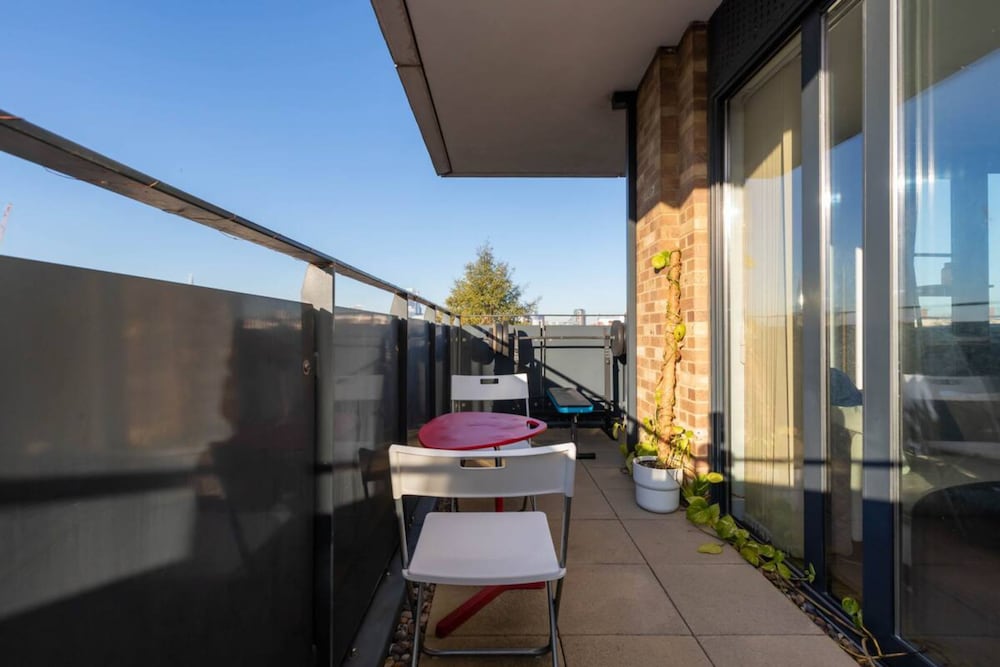 Stylish 2 Bedroom Flat in Canada Water