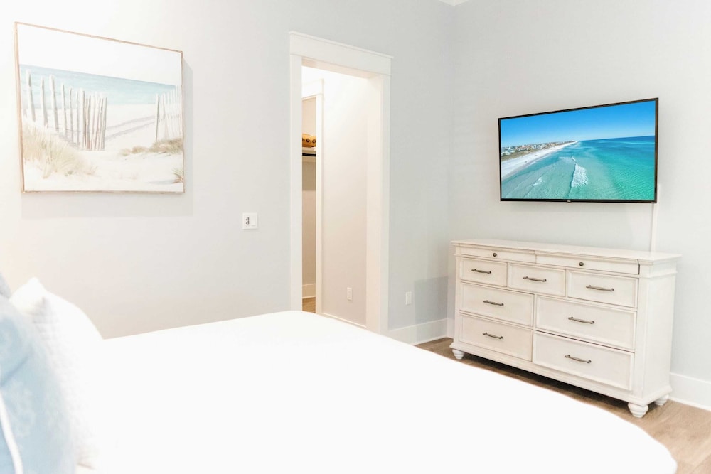 Walk to Beach, 2 Shared Pools, Enclosed Porch, Bikes 30A Hideaway by Avantstay
