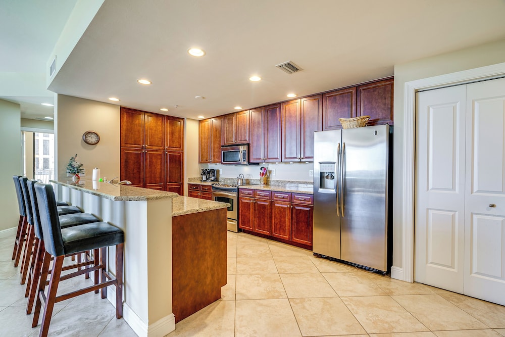 Walk to Marina + Restaurants: Cape Coral Escape!