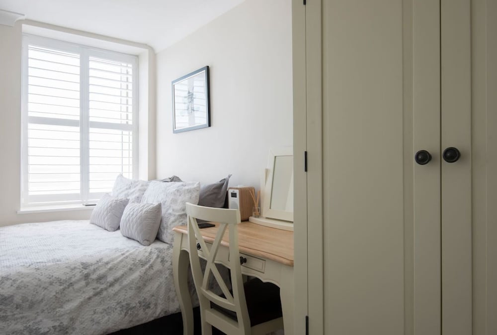 Direct Sea Views, Seafront Location & Free Parking view 4