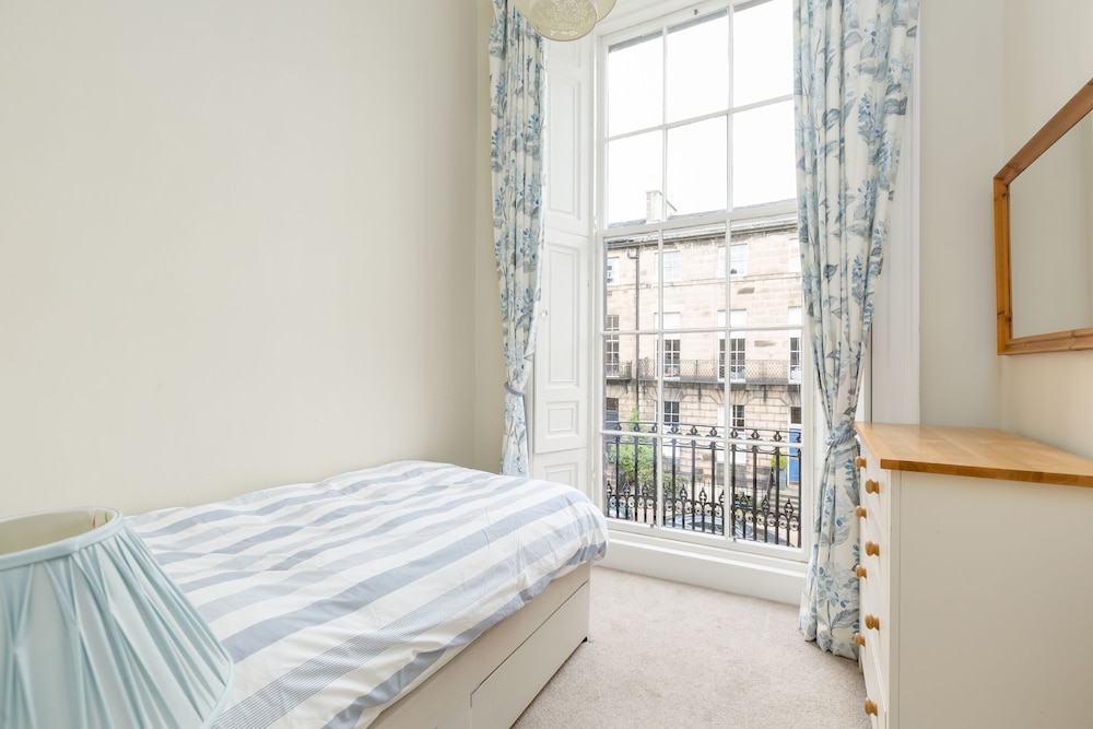 Light and Spacious 2 Bedroom Flat in Heart of Edinburgh view 2