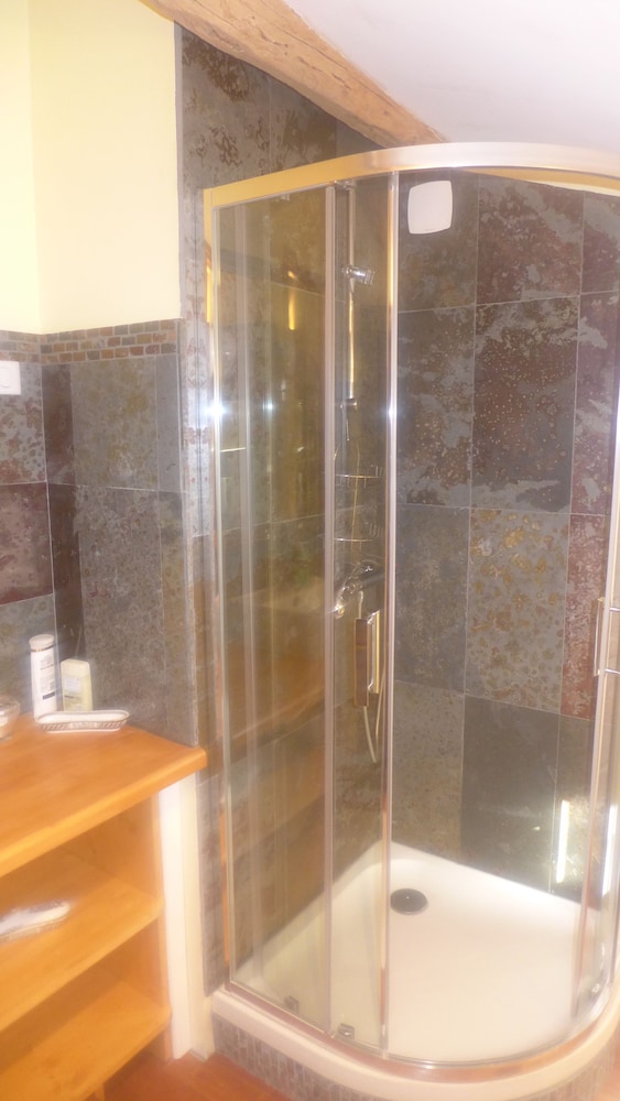 Ygeia en Flaujagues — bathroom