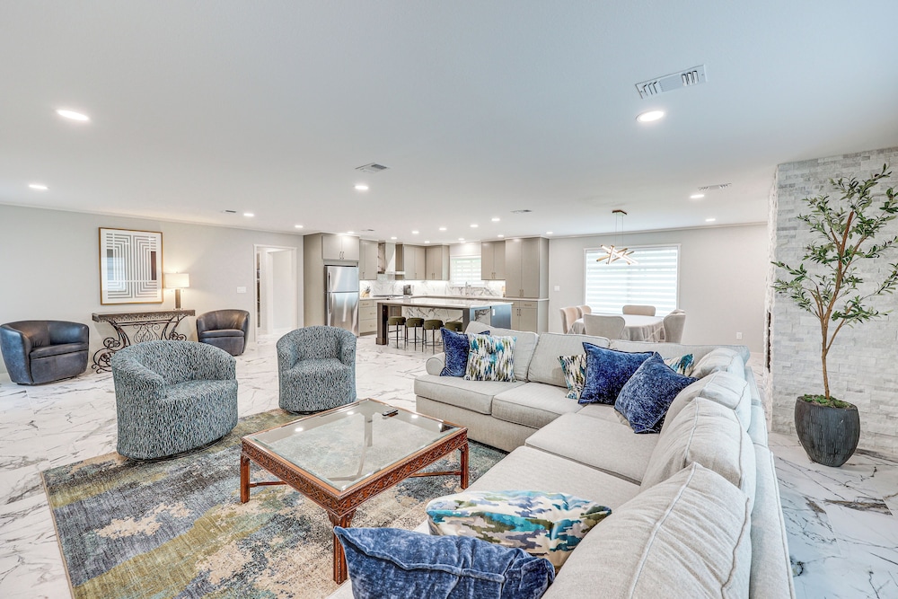 < 1 Mi to Sau: Newly Renovated Home w/ Yard!