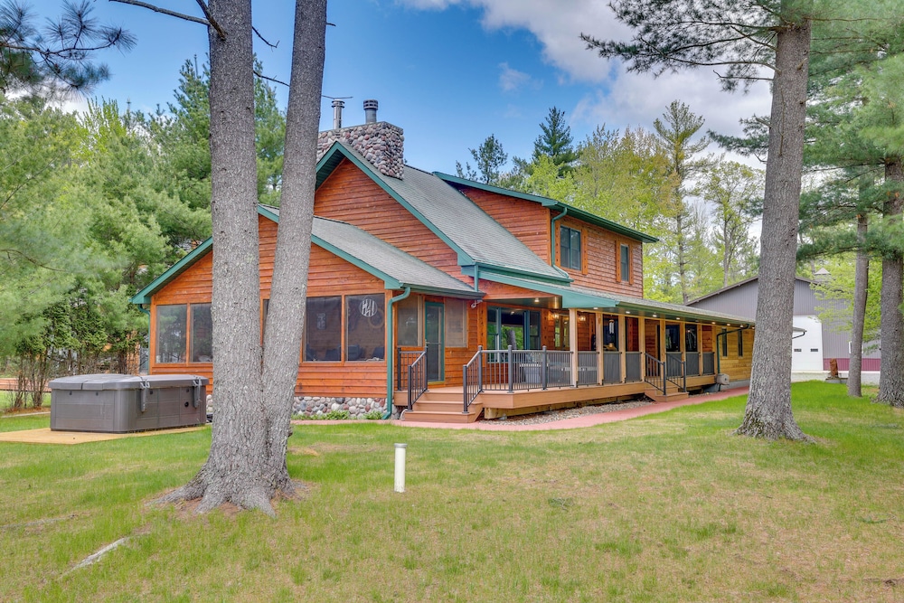 Gorgeous Lake Arbutus Getaway w/ Dock & Boat House