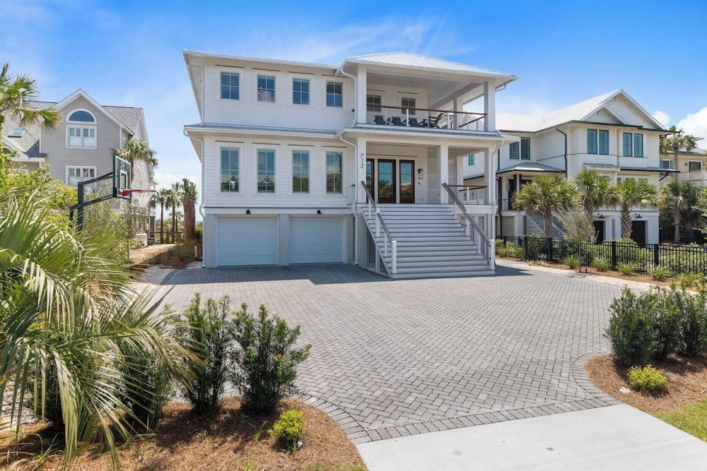 712 Ocean Blvd by Avantstay New Construction w/ Pool, Game Zone, Private Beach Access, and Oceanfront Views