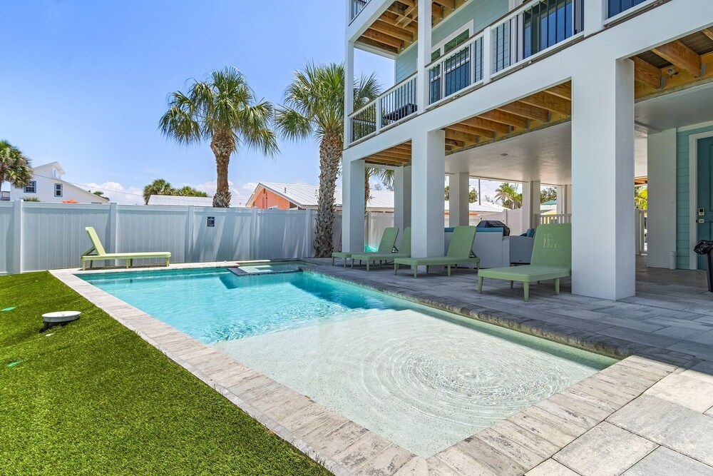 211 Blue Palm: Spacious 5-Bedroom Pool Home, Steps from Beach! 5 Home