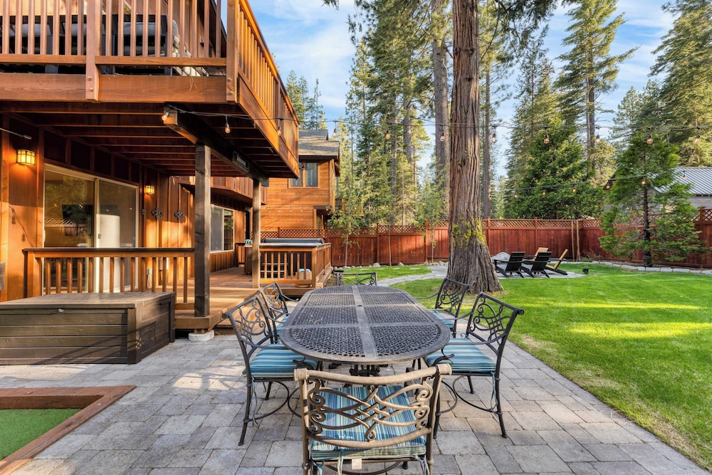 Washoe Chalet by Avantstay Game Room, Hot Tub, Putting Green & Fire Pit