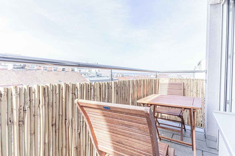 Luxury AC Balcony Apartment City Center