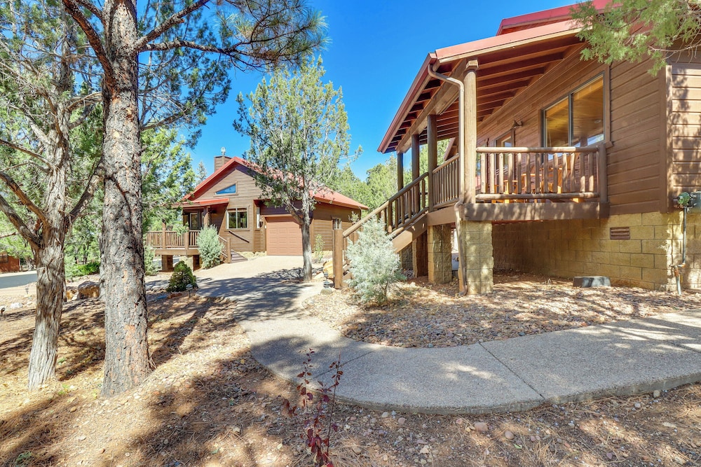 Pet-friendly Show Low Cabin w/ Patio & Gas Grill!