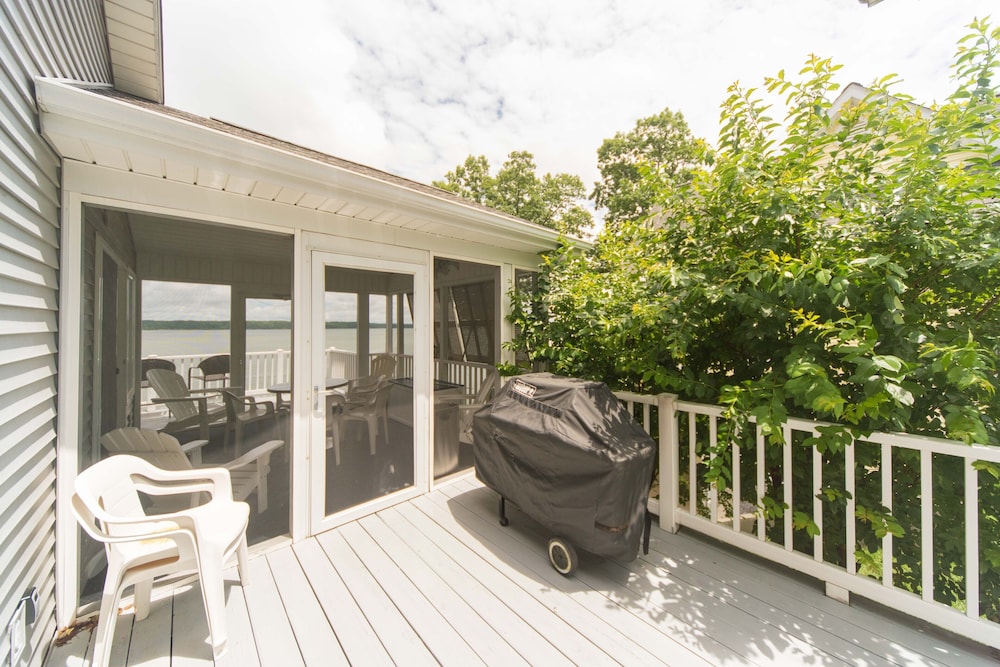 Lake-front Luxury 5bdrm on Kentucky Lake - JZ Vacation Rentals view 5