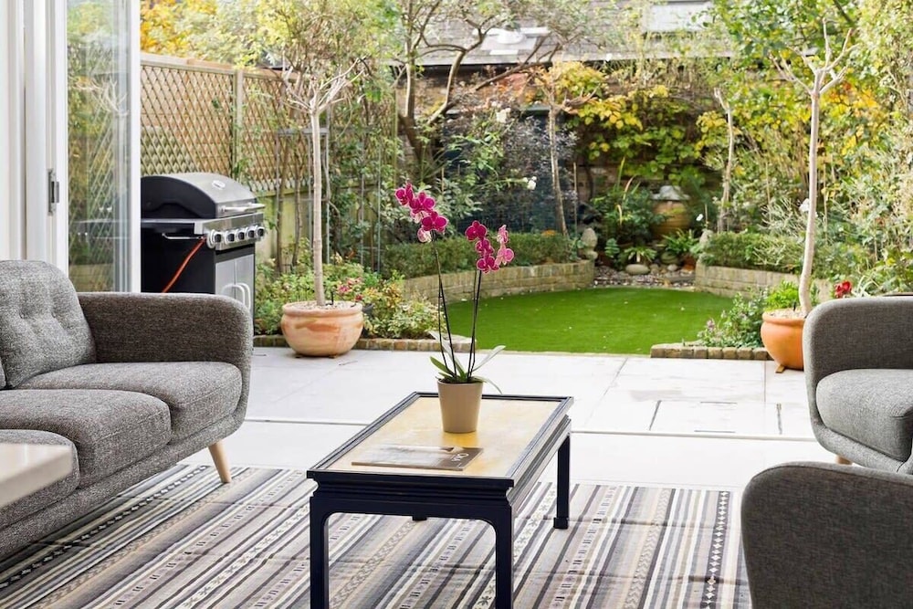 Spacious 4 Bed House, Battersea