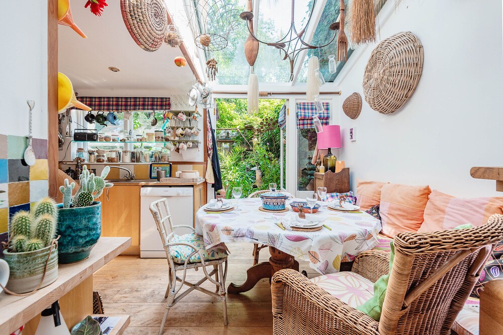 Enchanting Hammersmith Home Close to Shepherds Bush by Underthedoormat