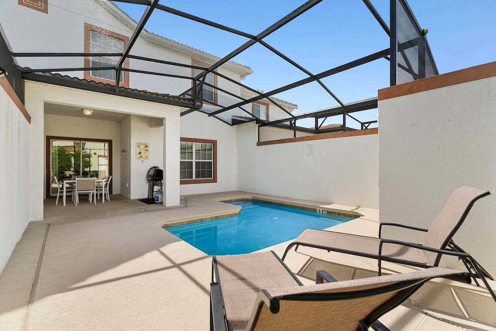 4BR Townhome With Pool at Storey Lake