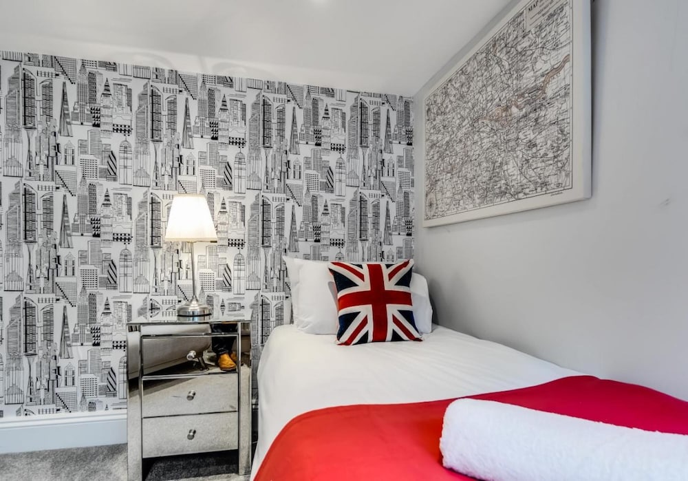 Central Pier Place - Large Group House Sleeps up to 16 view 5