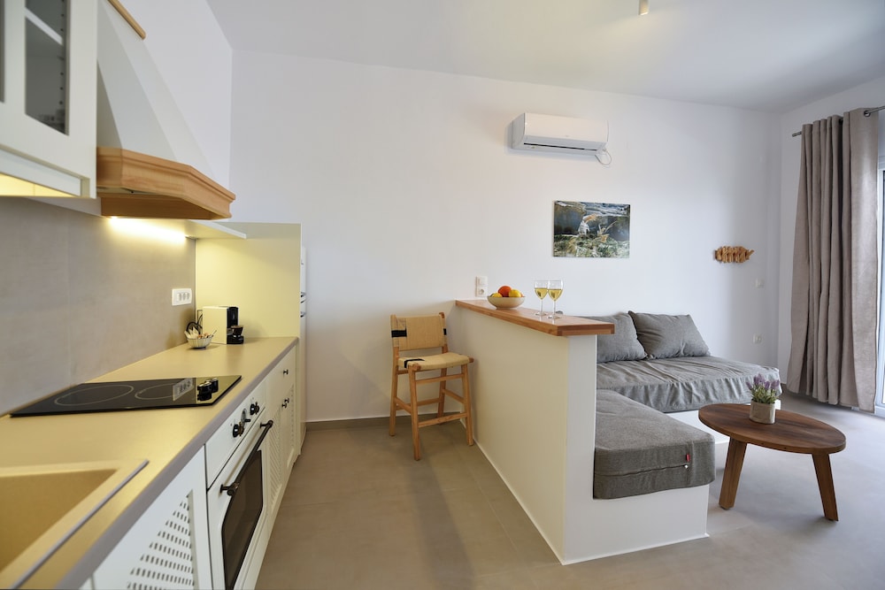GIOURGAS STUDIOS & APARTMENTS