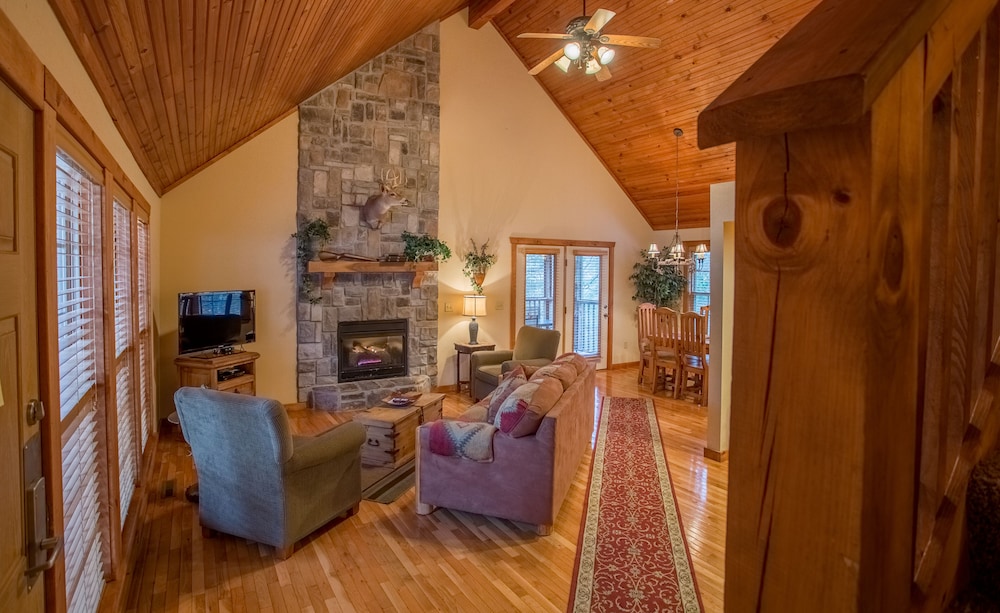 Mayberry Lodge 2 Bedroom Cabin by RedAwning