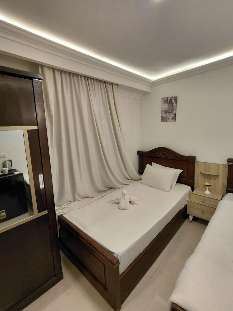 Pearl pyramids Inn