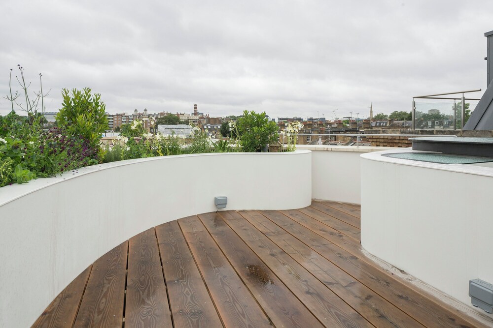 Blythe Road by Onefinestay