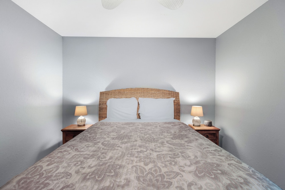 Lakeside Oasis Room for 12!