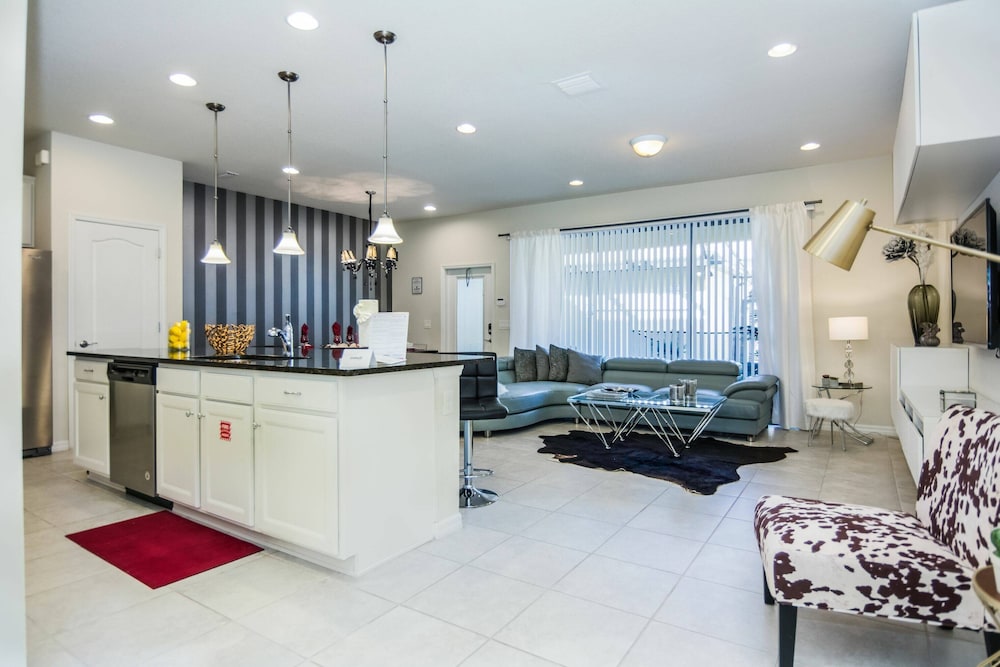 Luxurious Vacation Townhome With Private Pool