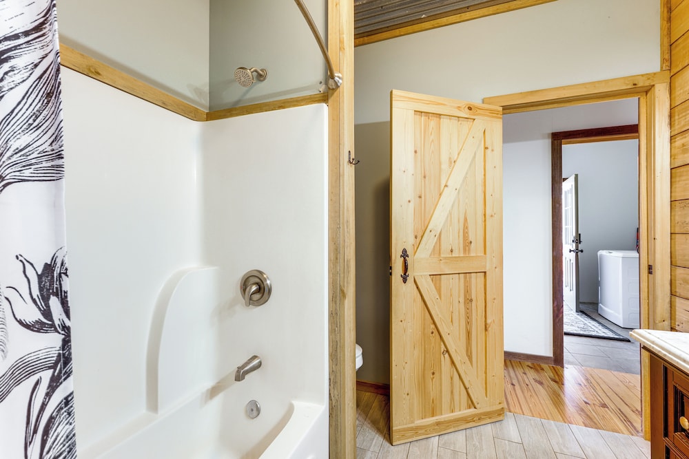Peaceful Cabin w/ Mtn Views & Grill in Altoona!