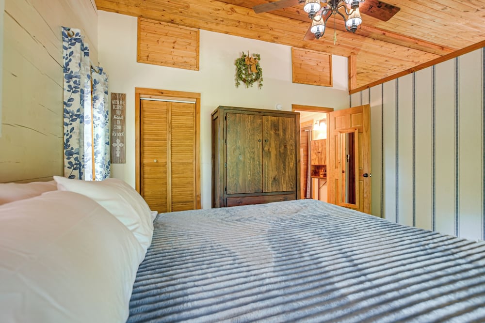 Pond & Fire Pit: Charming Log Cabin Near Blue Rock