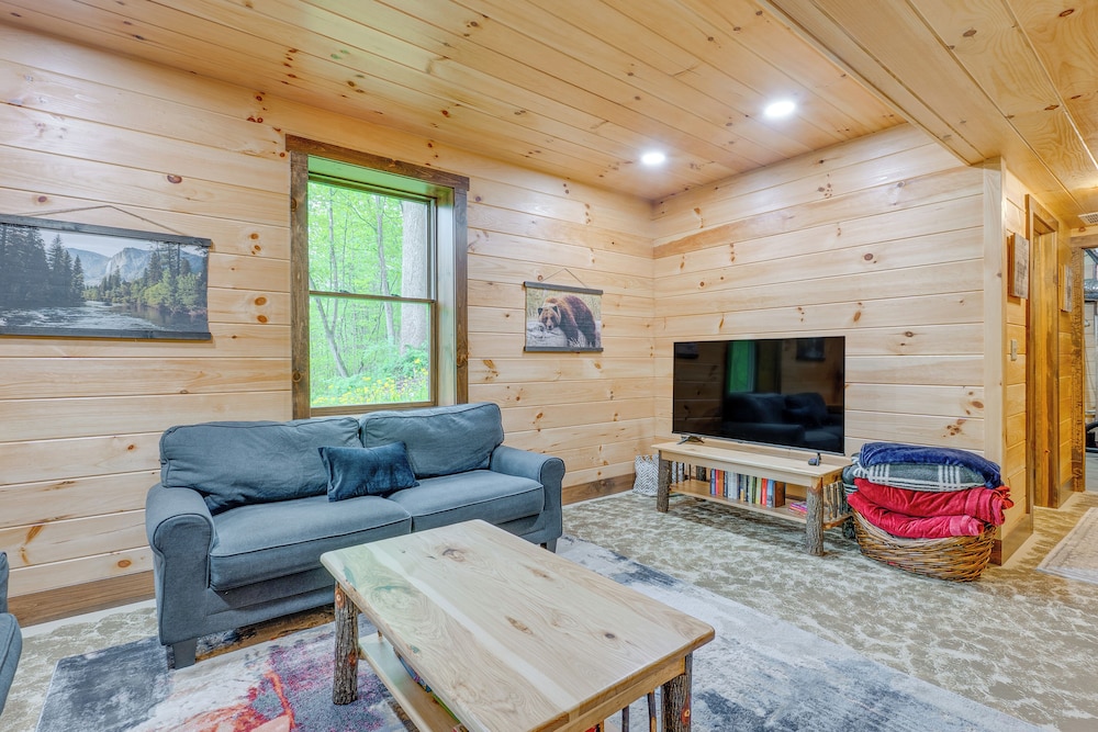 15 Mi to Hocking Hills: Secluded Cabin w/ Hot Tub