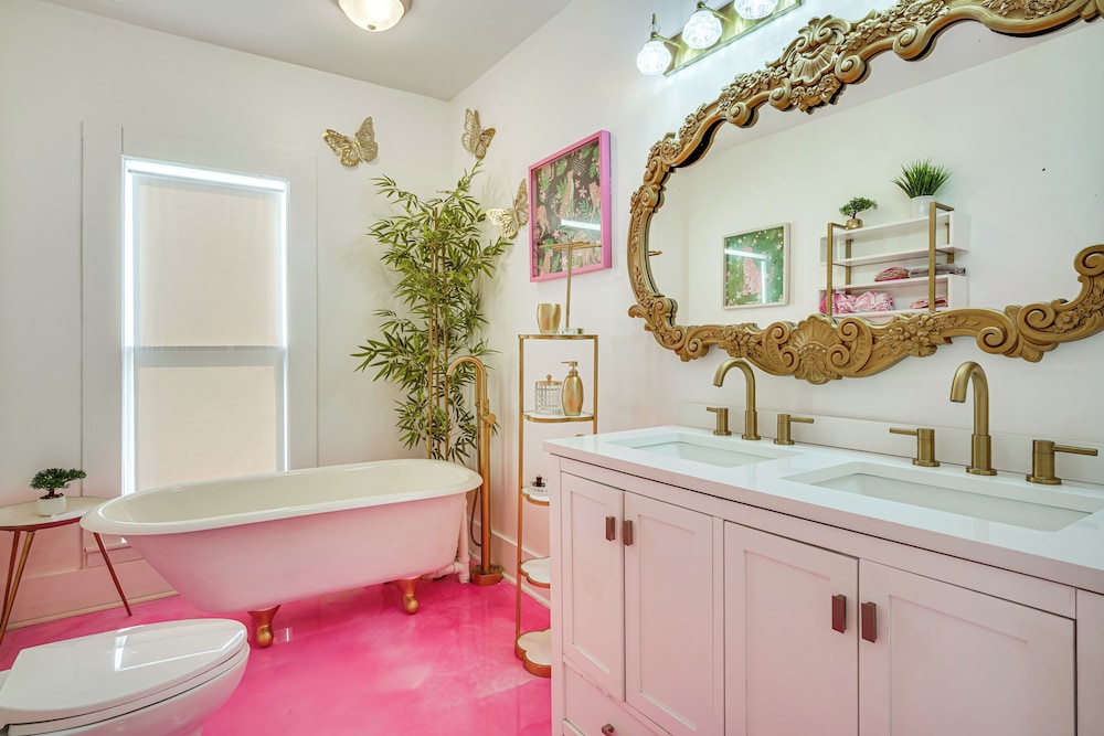 2 Mi to Gator Chateau: Vibrant Home w/ Balcony