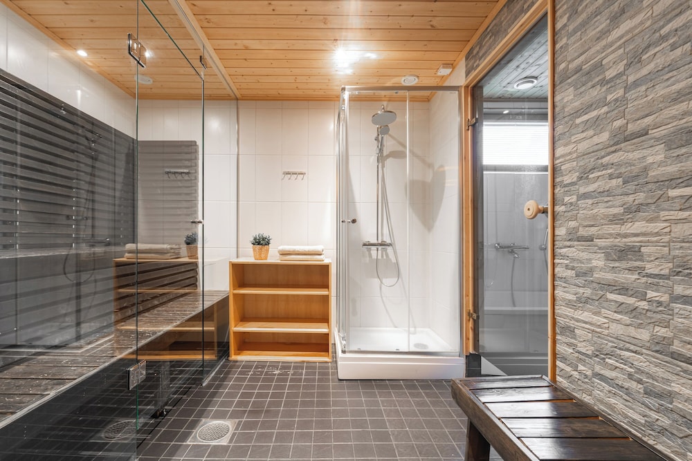Scenic Lakeside Cabin in Tahko - Hot Tub