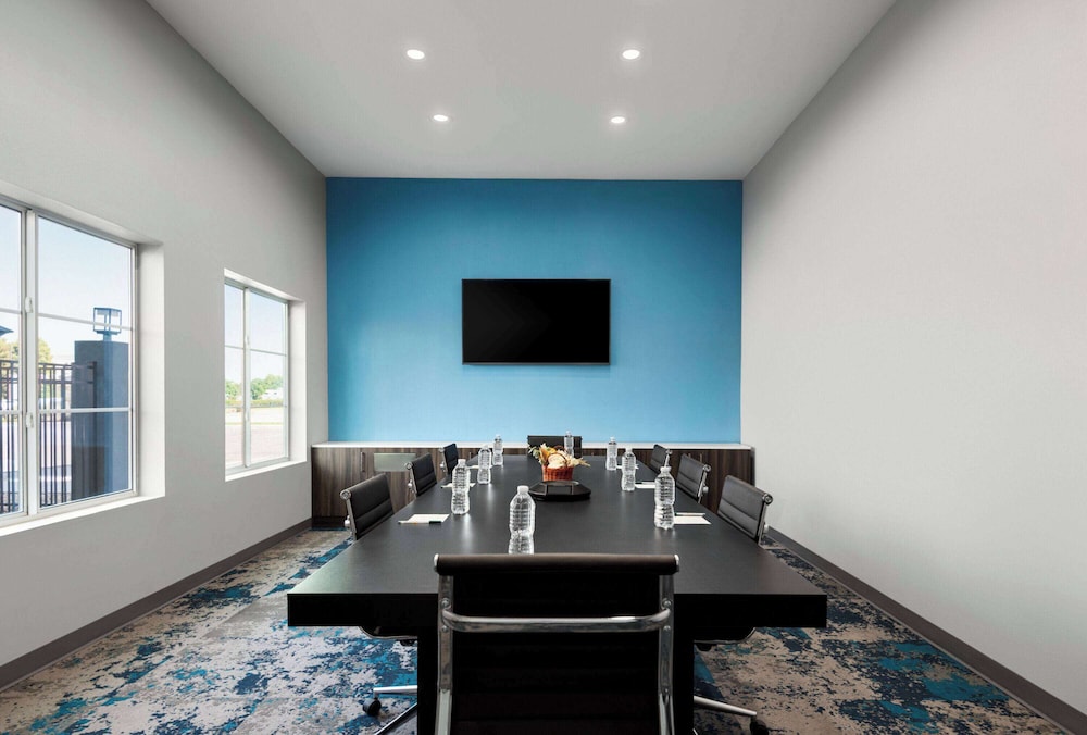 La Quinta Inn & Suites by Wyndham Gonzales LA