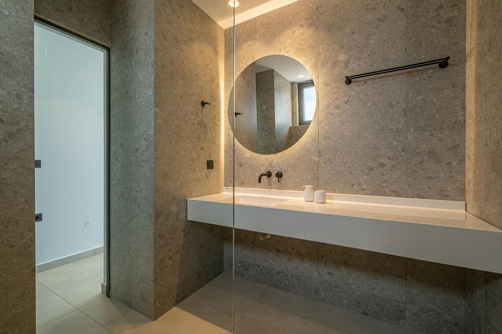 Aethra Grand- Luxury 5-bed Villa 850m From Beach