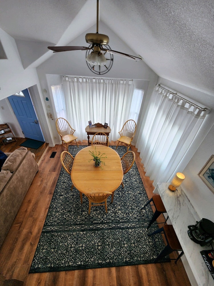 Oceanview Cabin 27 w Jacuzzi Enjoyable Views
