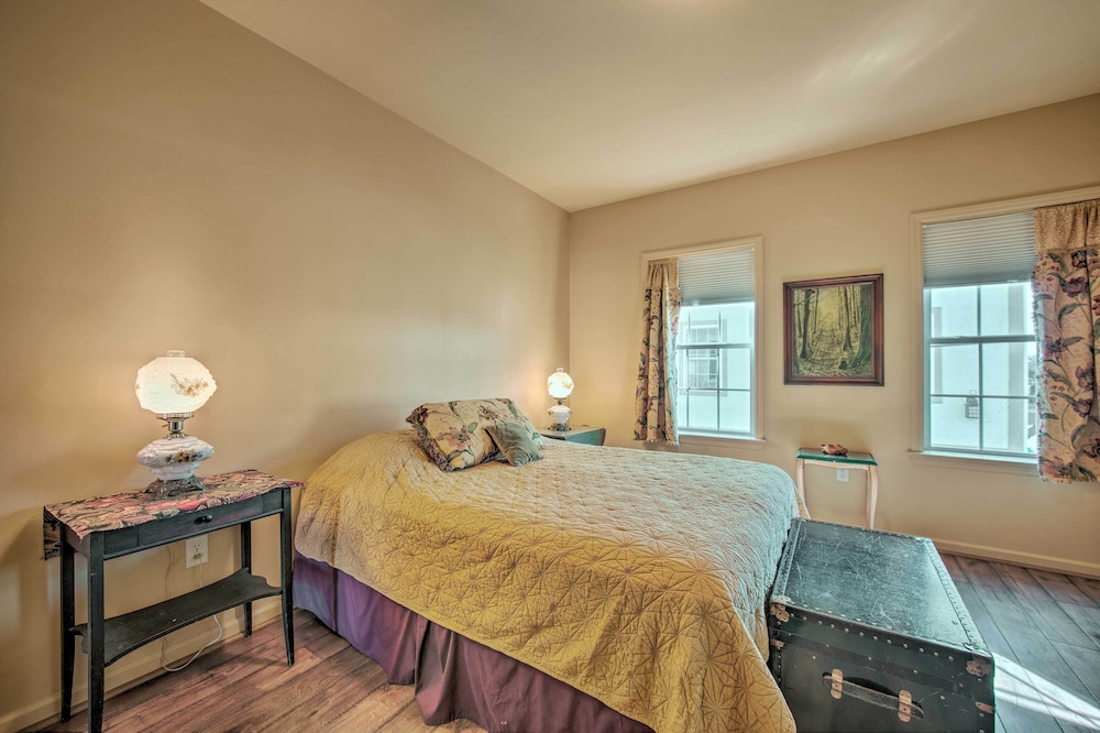 Unique Townhouse in Bavarian-style Neighborhood! - Property Image 28