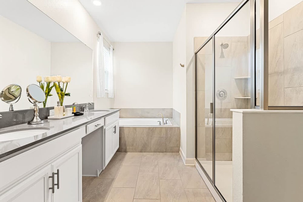Sophisticated 6BR at Storey Lake Sl2766