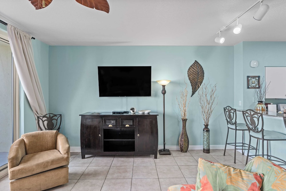 Relax at Panama City Beach Balcony, Parking, Walk to Dining