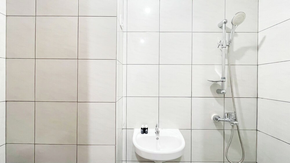 White Studio Room (No Kitchen) At Bandaraya - Tallasa City Makassar Apartment