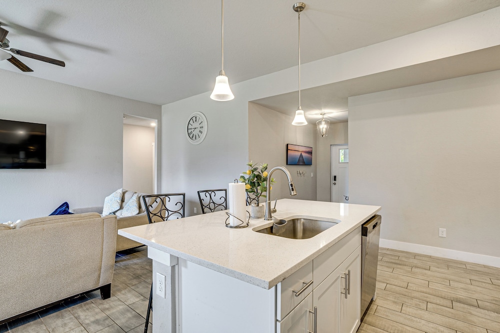 Golf, Shop & Beach-hop: Port Charlotte Gem w/ Yard