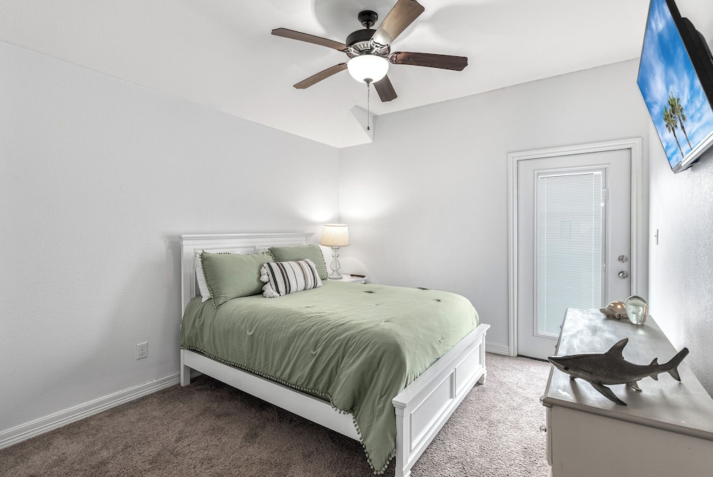 Sunrise Paradise - Pet Friendly! Community Pool!