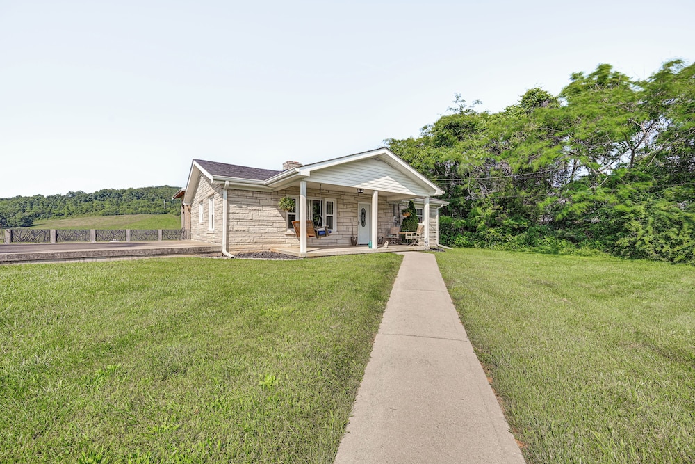 Near Dtwn Somerset: Tranquil Getaway w/ Fire Pit