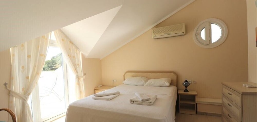 Villa BGA4 by JoyLettings view 4