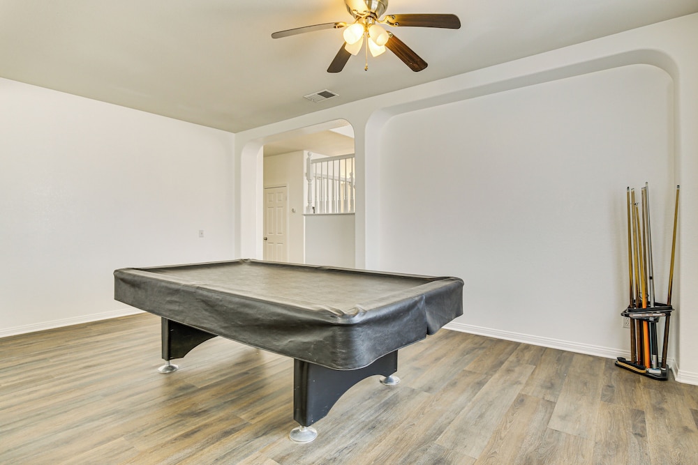 Pool Table & Charcoal Grill: Home in Victorville!