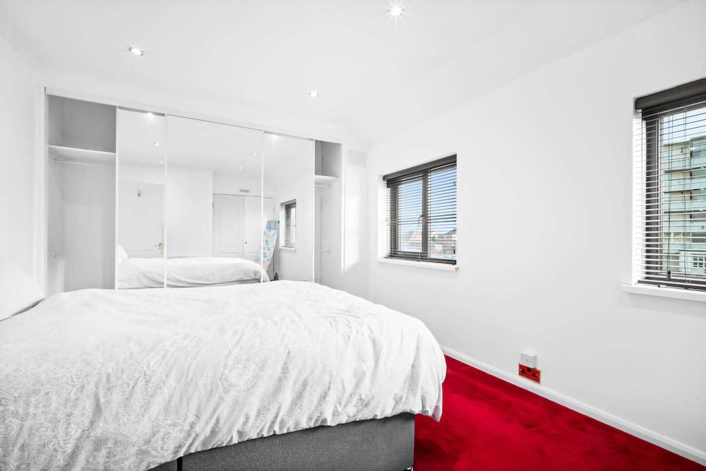 Stunning 2-bed House in Birmingham view 5